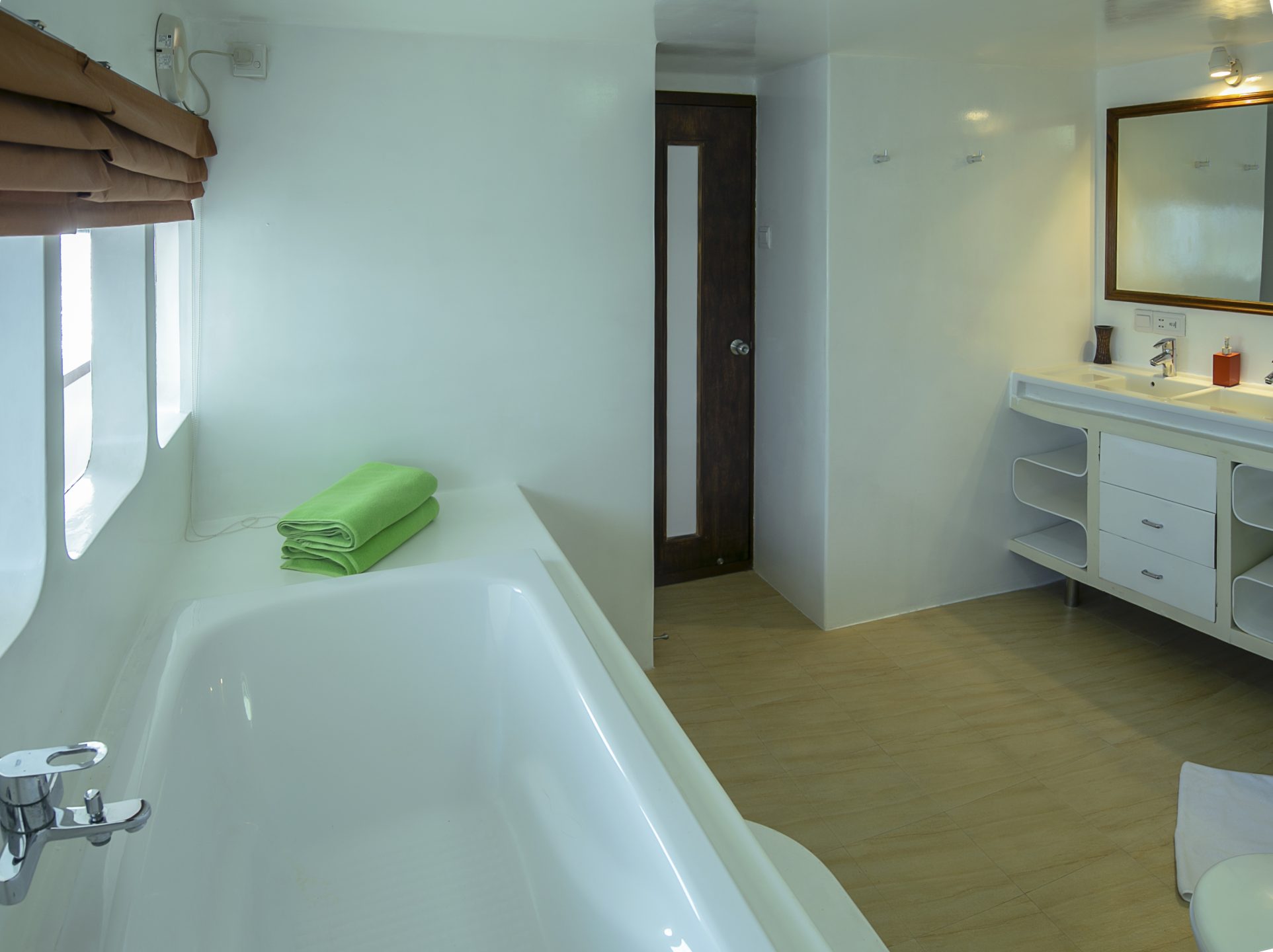 Vita Cv Suite Cabin Bathtub Moon Tours