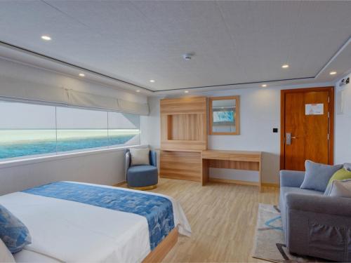 Ocean View Top Deck Suite. MV Felicity -1040