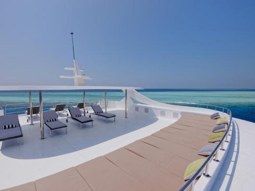 Sun deck MV Felicity -1044